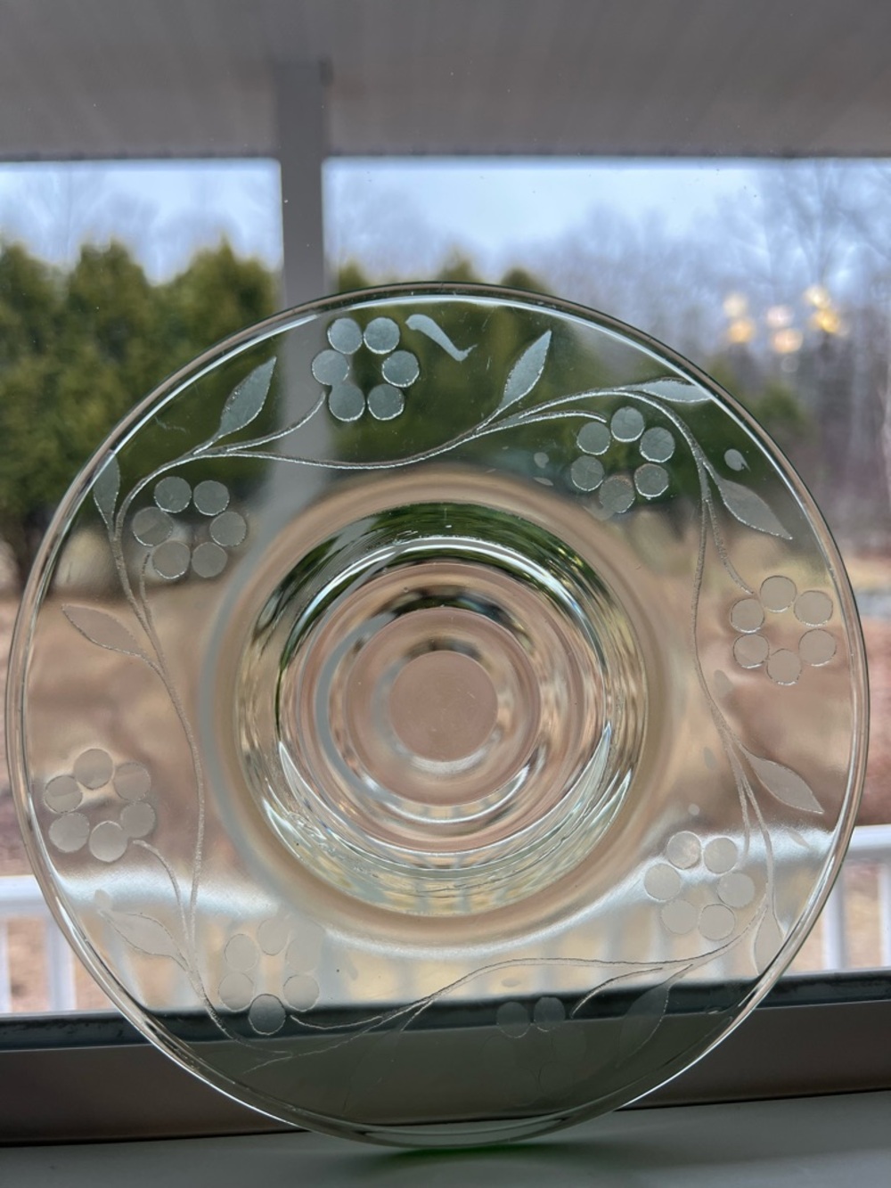 “Glowy Glass” 2 Uranium saucers/small plates with pretty etched design - Picture 2 of 7